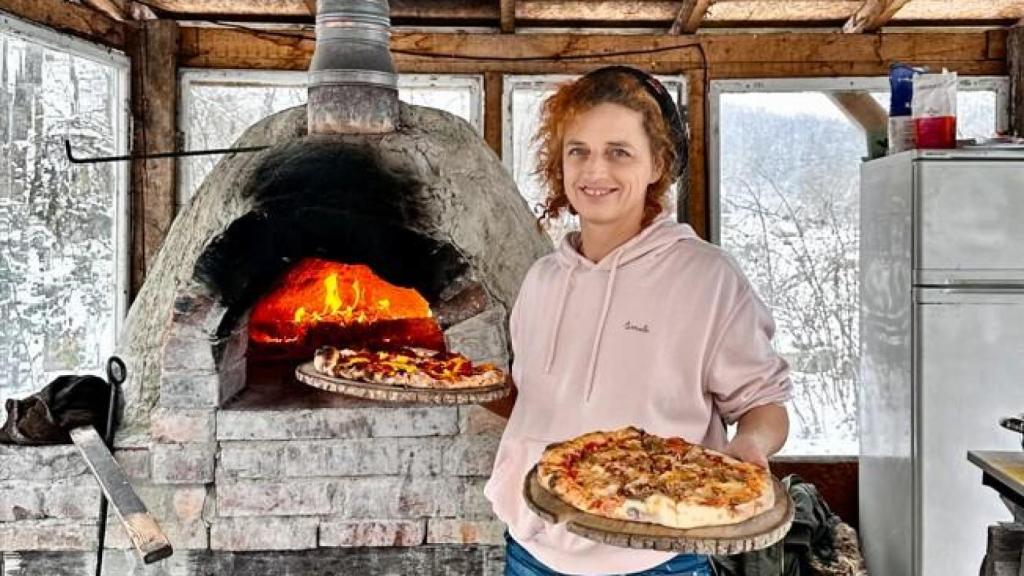 Pizzas recién hechas en horno de piedra.