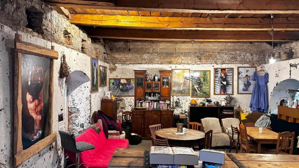 El salón de la bodega donde degustar los vinos que elaboran.