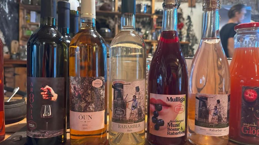 Las etiquetas de los vinos también se diseñan en la bodega.