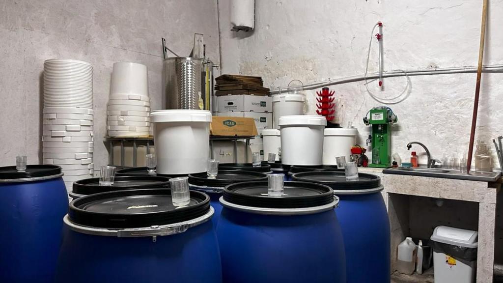Los tanques de fermentación en la bodega.