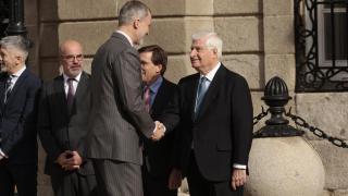 El rey Felipe VI saluda a Carlos Juan Fitz-James Stuart, actual duque de Alba, a su llegada al Palacio de Liria.