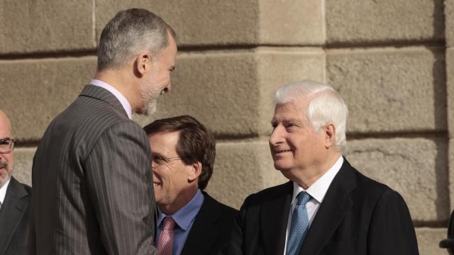 El rey Felipe VI saluda a Carlos Juan Fitz-James Stuart, actual duque de Alba, a su llegada al Palacio de Liria.