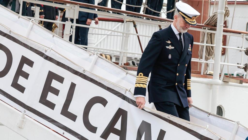 Felipe VI, en el Juan Sebastián Elcano, cuando despidió a su hija Leonor el pasado 11 de enero.