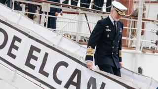 Felipe VI tras despedir a su hija Leonor en el Juan Sebastián Elcano.