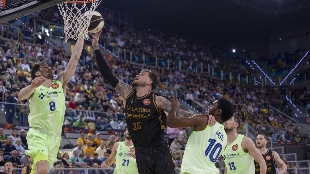 Fran Guerra lucha el balón con Darío Brizuela.