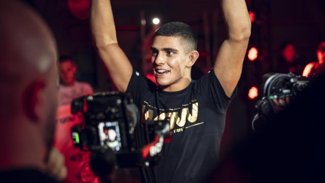 Yaman 'El Diamante', en su 'walkout' antes de una pelea en WOW