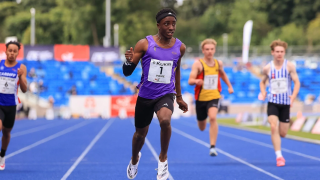 Divine Iheme durante una carrera de atletismo.