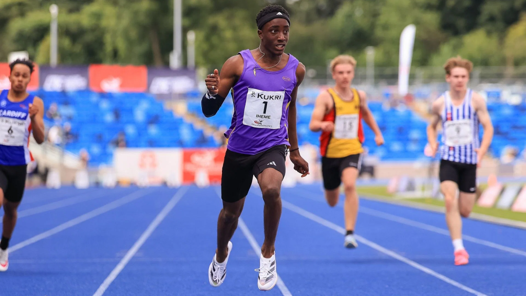 Divine Iheme durante una carrera de atletismo.