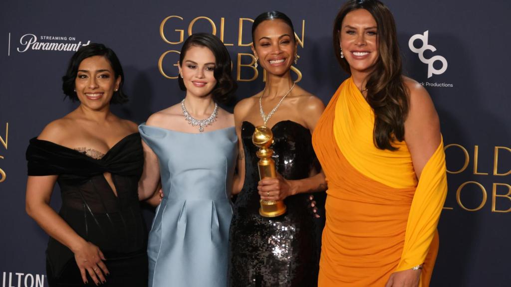 Adriana Paz, Selena Gómez, Zoe Saldaña y Karla Sofía Gascón posan con el Globo de oro a mejor musical o comedia para Emilia Pérez. Foto: CRASH / ZUMA PRESS