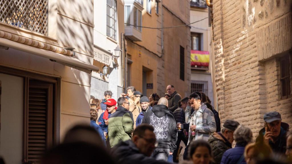 Varios grupos de personas en la ciudad de Toledo.
