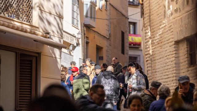 Varios grupos de personas en la ciudad de Toledo.