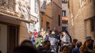 Varios grupos de personas en la ciudad de Toledo.
