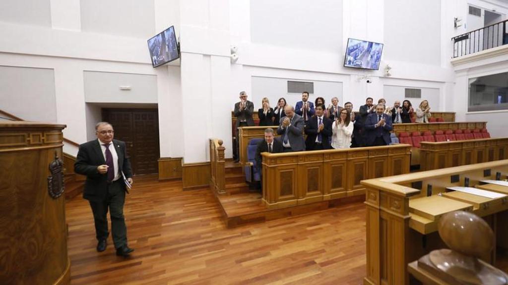La bancada del PSOE y del Gobierno regional aplaude a Mora tras finalizar su última intervención en las Cortes.