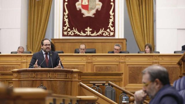 Paco Núñez, presidente del PP de Castilla-La Mancha, dirigiéndose al consejero de Sanidad, Jesús Fernández Sanz.