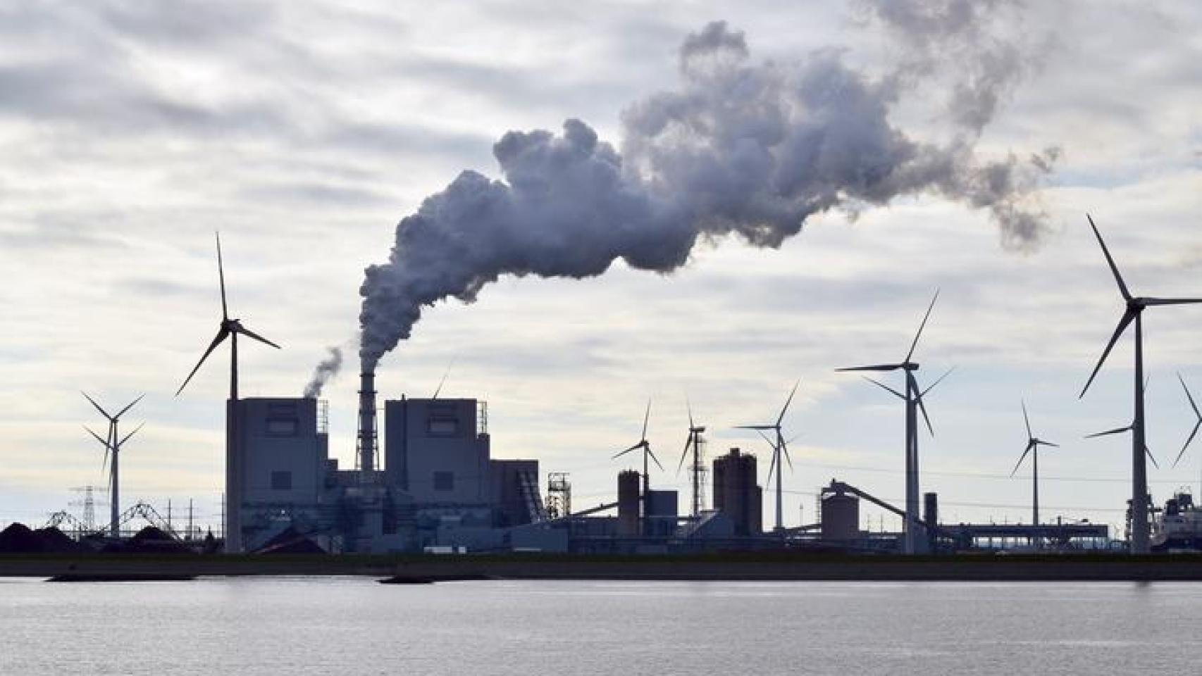 Central eléctrica junto a aerogeneradores.