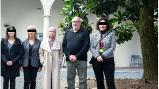 La hermana de Chemlal, el pasado 13 de enero cuando le otorgaron la beca, junto al exconseller de Junts.