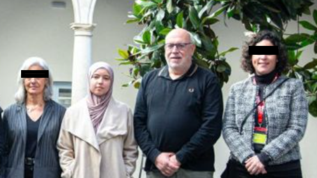 La hermana de Chemlal, el pasado 13 de enero cuando le otorgaron la beca, junto al exconseller de Junts.