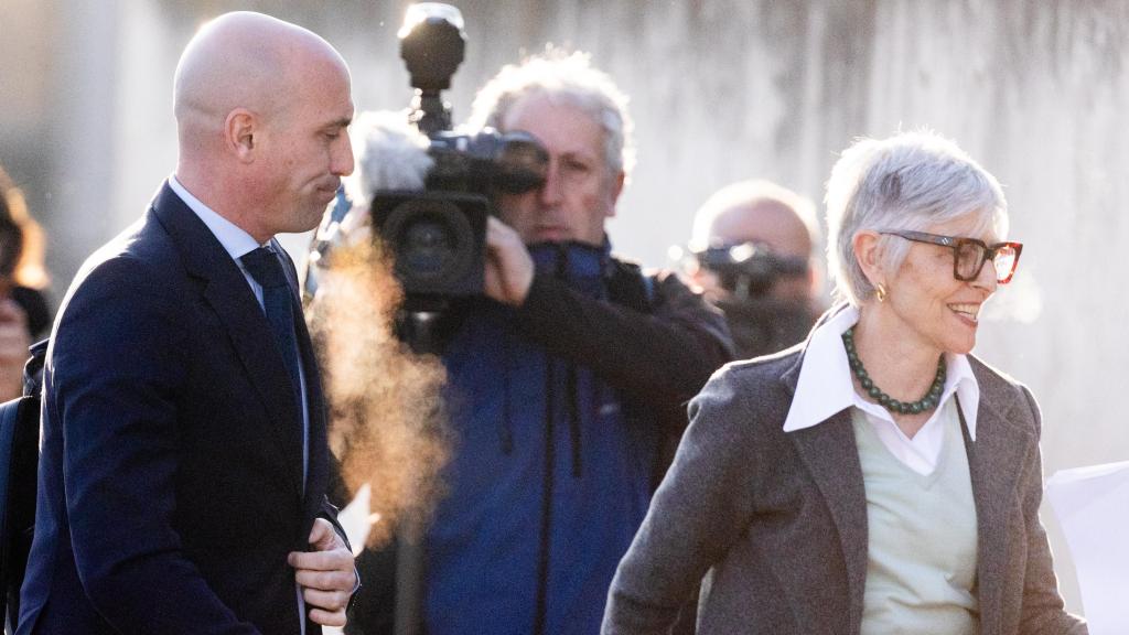 Rubiales, en la Audiencia Nacional junto a su abogada, Olga Tubau.