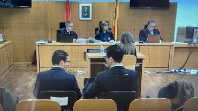 Luis Medina y Alberto Luceño conversan este jueves mientras declara la funcionaria del Ayuntamiento de Madrid Elena Collado./