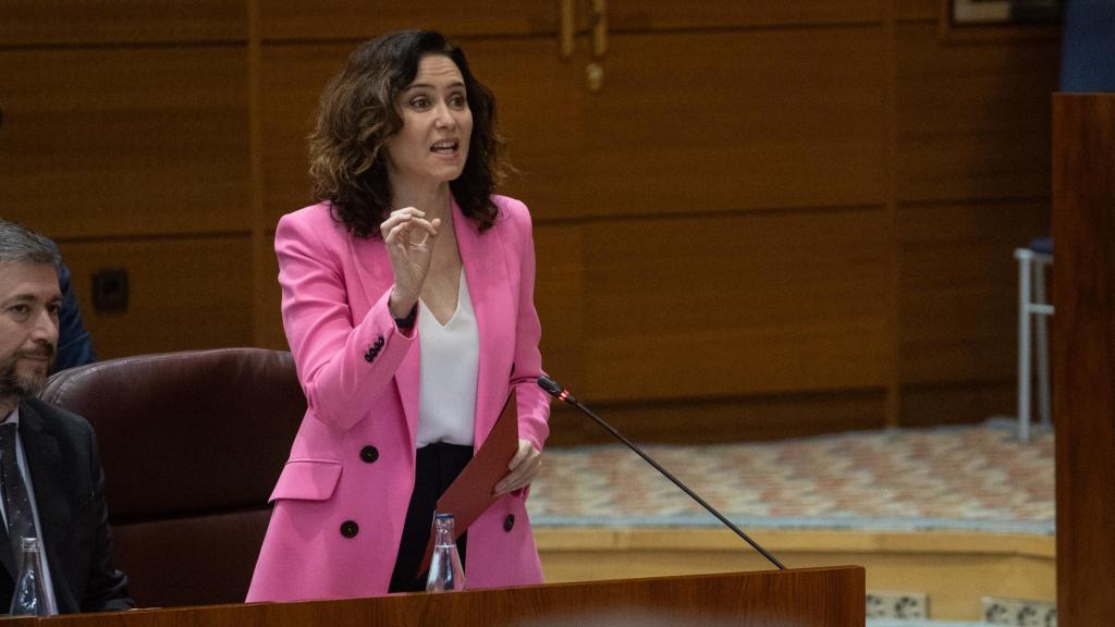 La presidenta de la Comunidad de Madrid, Isabel Díaz Ayuso, interviene durante un pleno en la Asamblea de Madrid, a 6 de febrero de 2025.