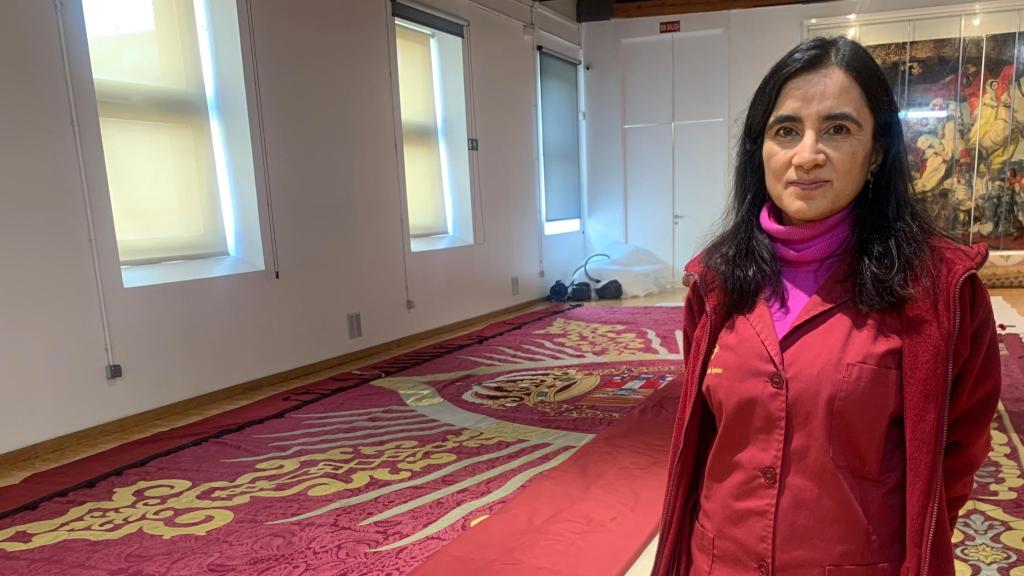 Verónica García Blanco, la Directora de Restauración de la Real Fábrica de Tapices, junto al telón telón de boca del Teatro Español.