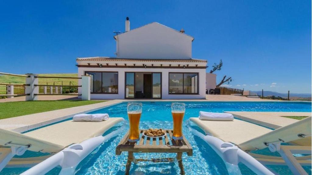 Imagen de una casa rural con piscina.