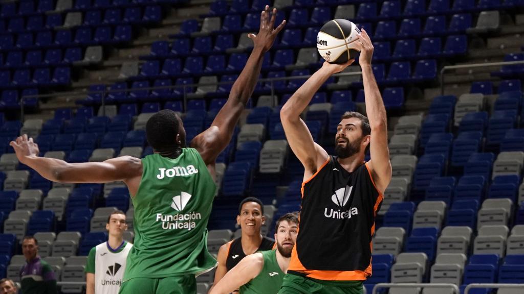 Los jugadores del Unicaja durante un entrenamiento en el Martín Carpena