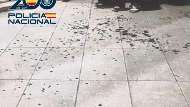 Restos de sangre tras el apuñalamiento en Torre del Mar.