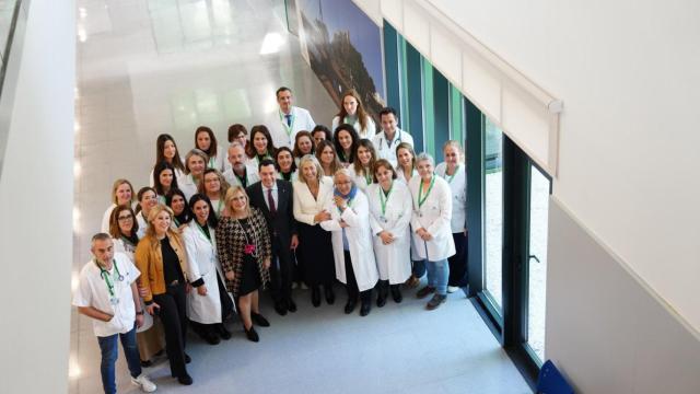 Trabajadores del nuevo centro de salud de Fuengirola con el presidente de la Junta en la inauguración.