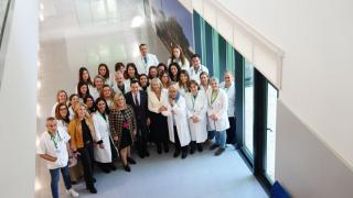 Trabajadores del nuevo centro de salud de Fuengirola con el presidente de la Junta en la inauguración.