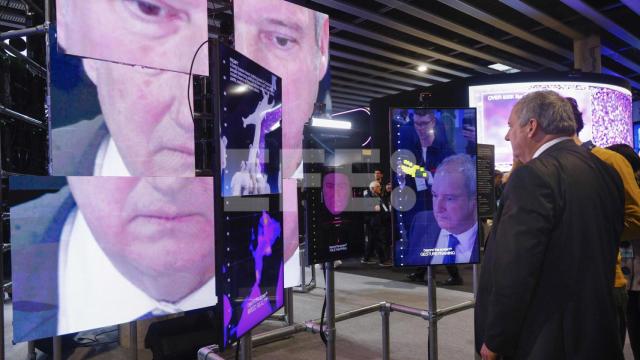 Jordi Hereu, ministro de Industria y Turismo, durante su visita a la feria Integrated System Europe (ISE).