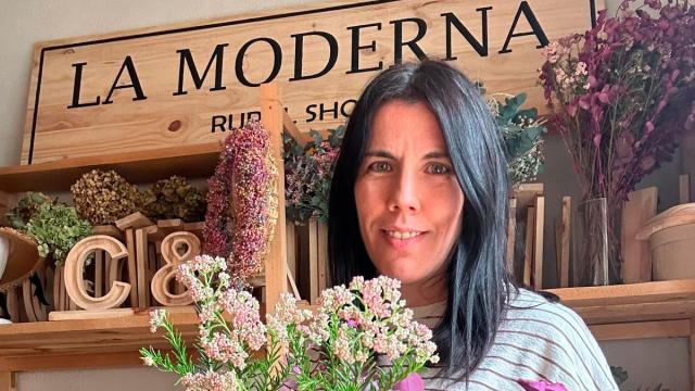 Clara Sanz, la geóloga que dejó su vida en la ciudad por crear una floristería en la España vaciada