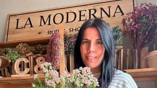 Clara Sanz, la geóloga que dejó su vida en la ciudad por crear una floristería en la España vaciada