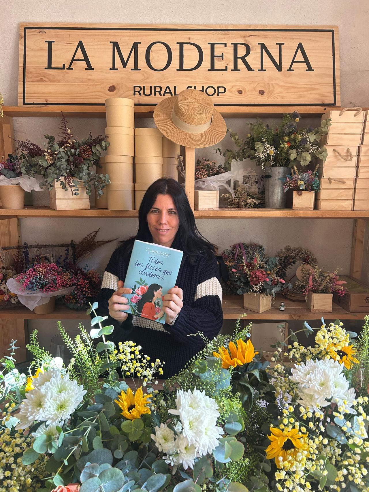 Clara Sanz, de geóloga a hacer arreglos florales en Soria y escribir una novela sobre la vida rural