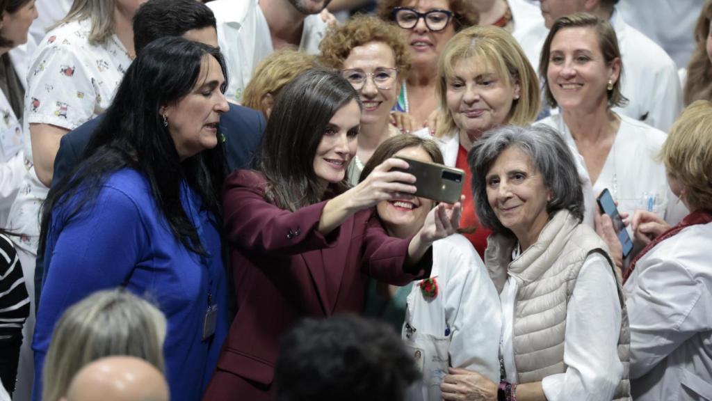 La Reina haciendo un 'selfie' en el hospital.