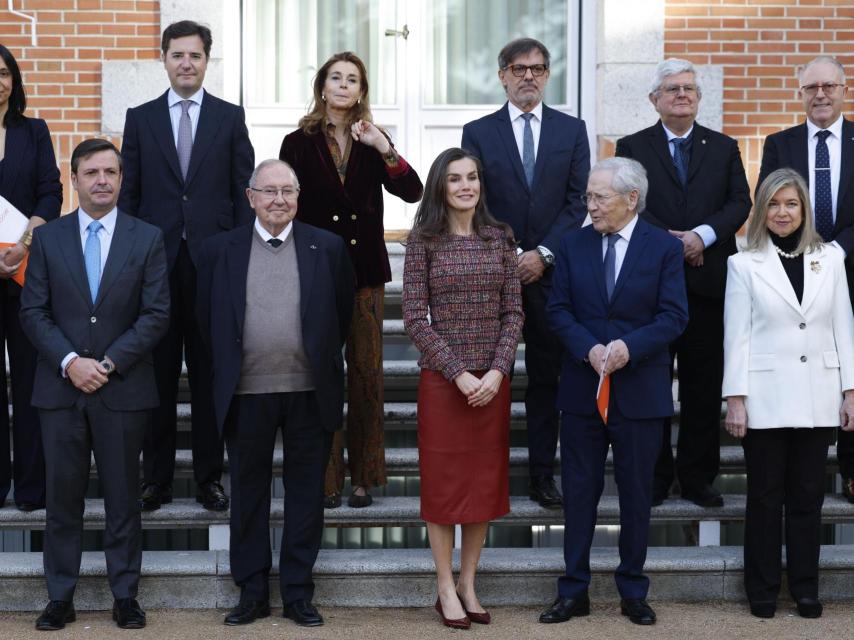 Letizia, con una representación de los comités de expertos del diario '65ymás'.
