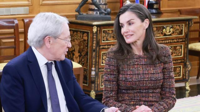 La Reina, durante su audiencia en Zarzuela con el periodista Fernando Ónega.