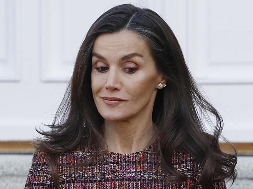 La Reina llevaba pendientes florales.