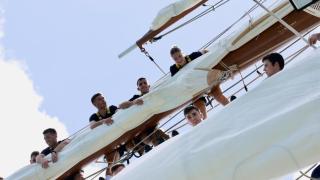 La princesa Leonor posa en el mástil de Elcano con sus compañeros.