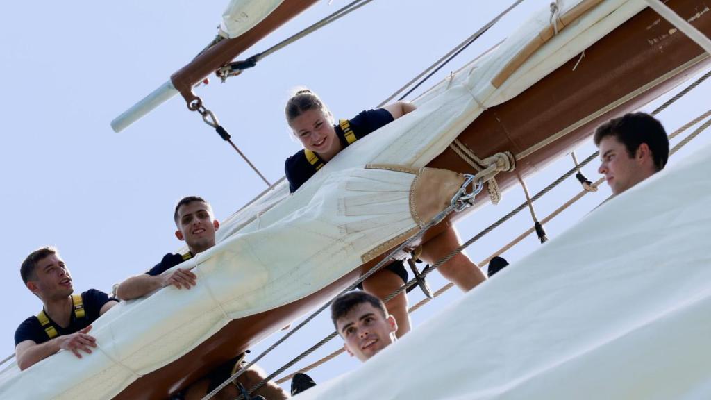 La princesa Leonor posa en el mástil de Elcano con sus compañeros.