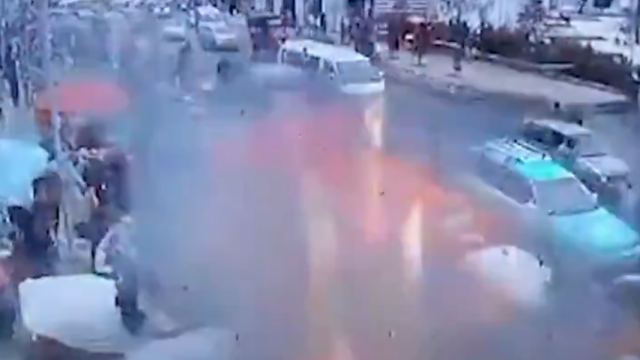 Momento en el que se produce el ataque en Kabul contra el Ministerio de Desarrollo Urbano de Afganistán.