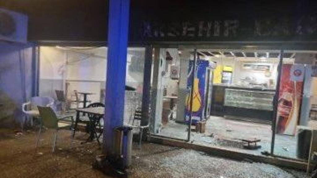 Así ha quedado el bar de Grenoble (Francia) tras el ataque con una granada.