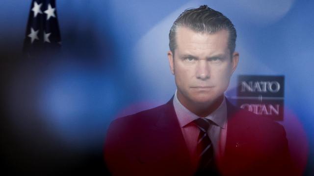 El secretario de Defensa estadounidense, Pete Hegseth, este jueves en Bruselas.