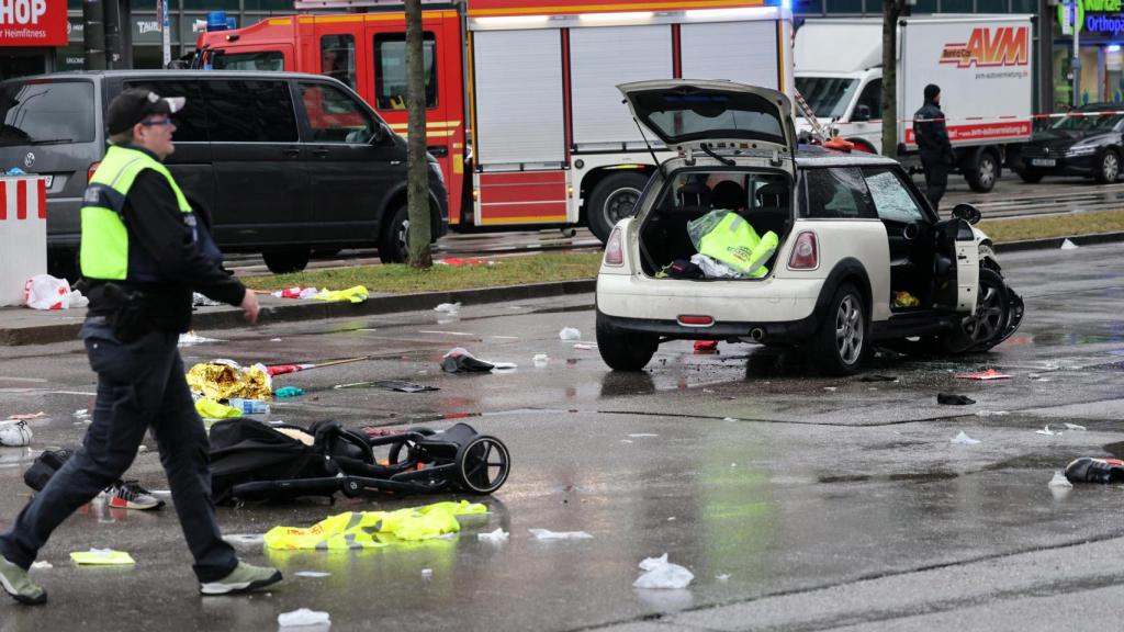 Un policía pasa por delante del coche que ha provocado el atropello masivo.