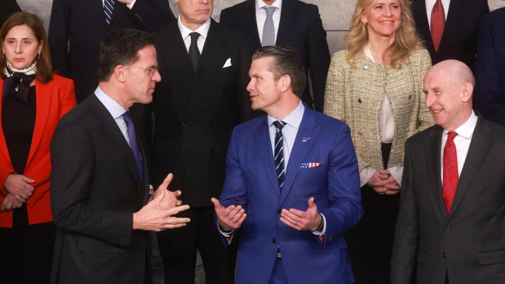 El secretario general de la OTAN, Mark Rutte, el secretario de Defensa de Estados Unidos, Pete Hegseth, y el secretario de Estado de Defensa de Reino Unido, John Healey, posan para una fotografía de familia durante una reunión de ministros de Defensa de la OTAN en la sede de la alianza en Bruselas.