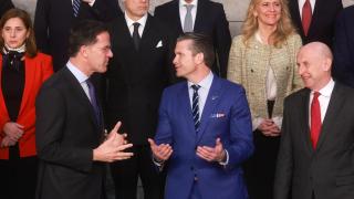 El secretario general de la OTAN, Mark Rutte, el secretario de Defensa de Estados Unidos, Pete Hegseth, y el secretario de Estado de Defensa de Gran Bretaña, John Healey, posan para una fotografía familiar durante una reunión de ministros de Defensa de la Organización del Tratado del Atlántico Norte (OTAN) en la sede de la alianza en Bruselas.