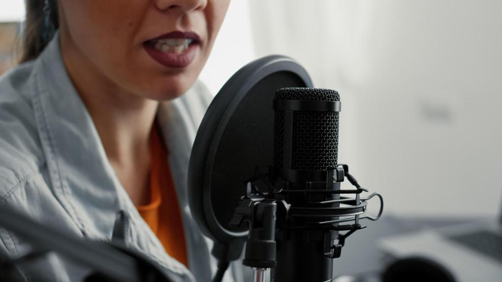 Una mujer locuta en la radio