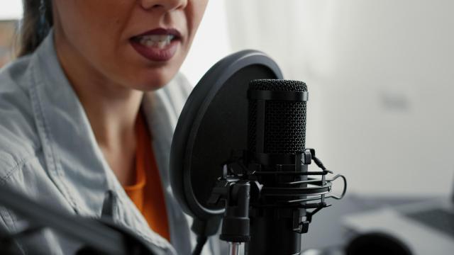 Una mujer locuta en la radio