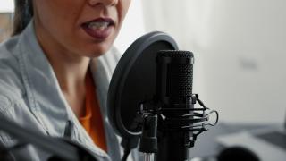 Una mujer locuta en la radio