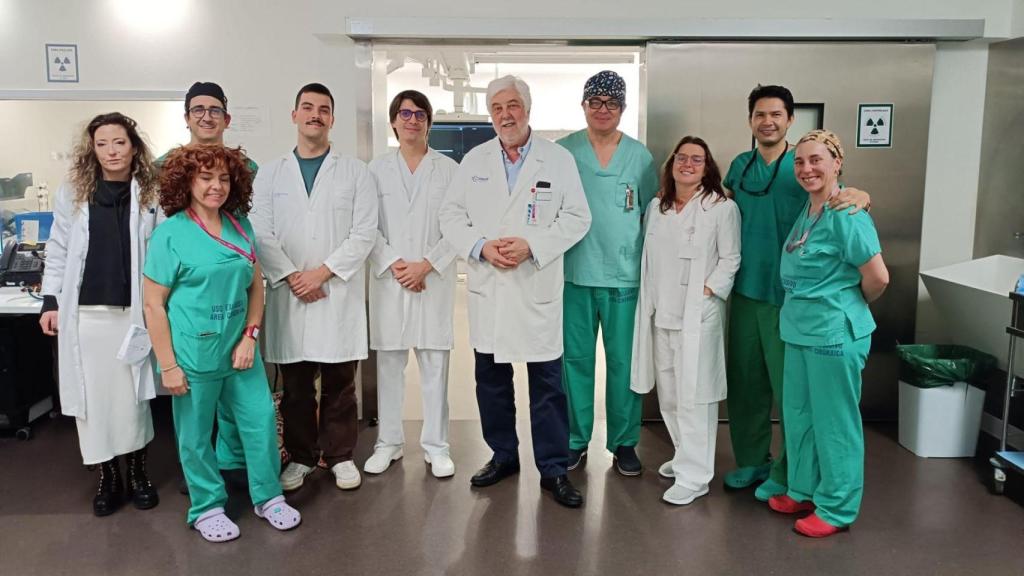 Parte de los autores del estudio y equipo de la Unidad de Hemodinámica que colaboró en la investigación. En el centro, el investigador principal del Grupo Investigación Cardiovascular del IISGS y jefe del Servicio de Cardiología del Área Sanitaria de Vigo, el doctor Andrés Íñiguez Romo.